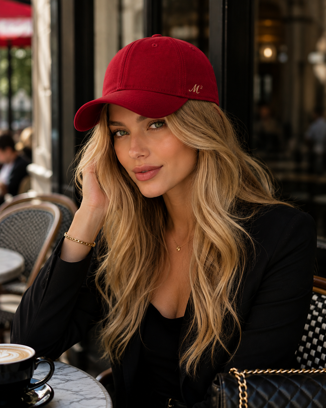 Kırmızı şapka giyen kadın model